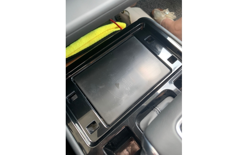 紅旗EQM5車載無線充電器安裝教程